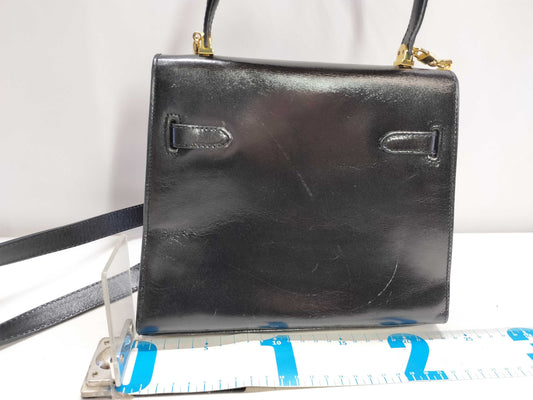 BALLY 2-way Kelly-style shoulder bag with top handle and turnlock. Black leather.