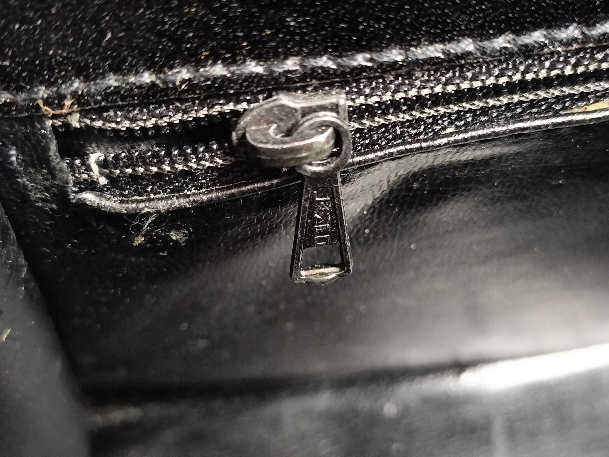 BALLY 2-way Kelly-style shoulder bag with top handle and turnlock. Black leather.