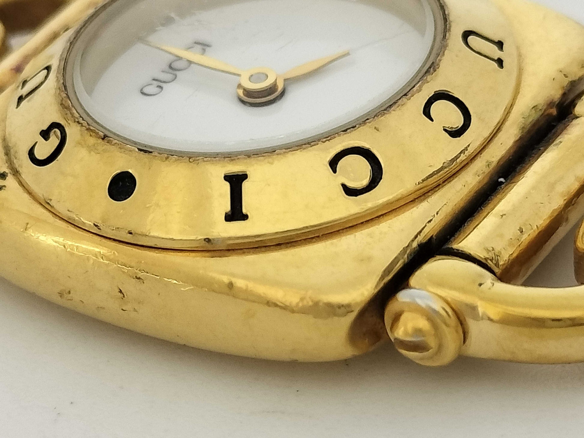 GUCCI 6400L 0008224 GP/QZ White Dial Women's Watch, Not Working/No Operational Guarantee