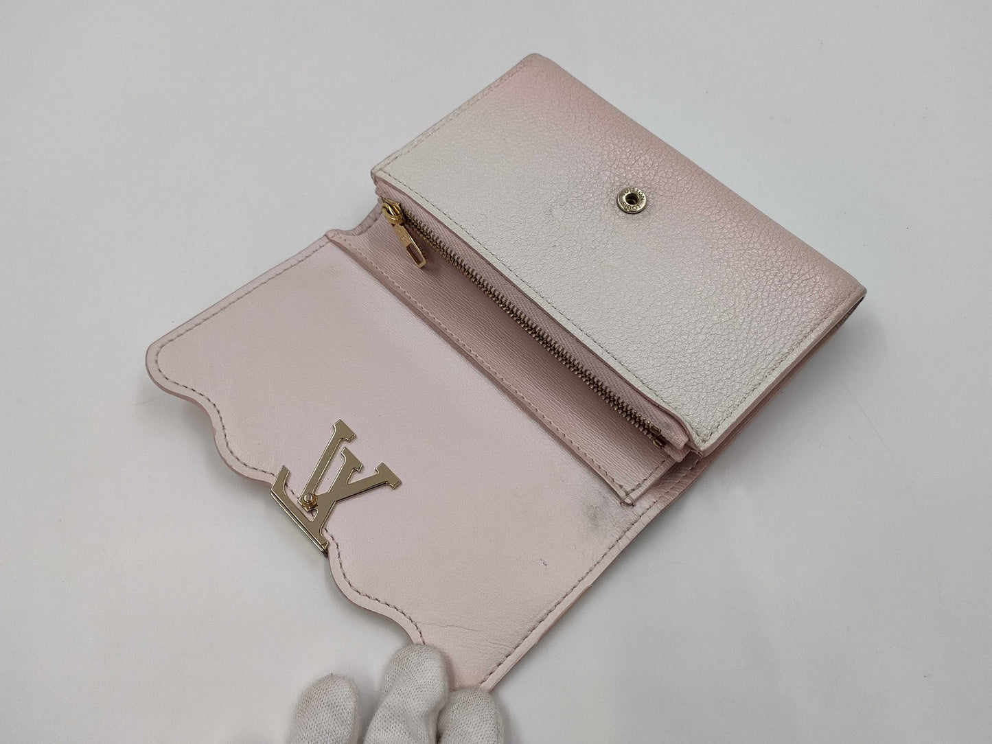 LOUIS VUITTON Portefeuille Capucines Wallet