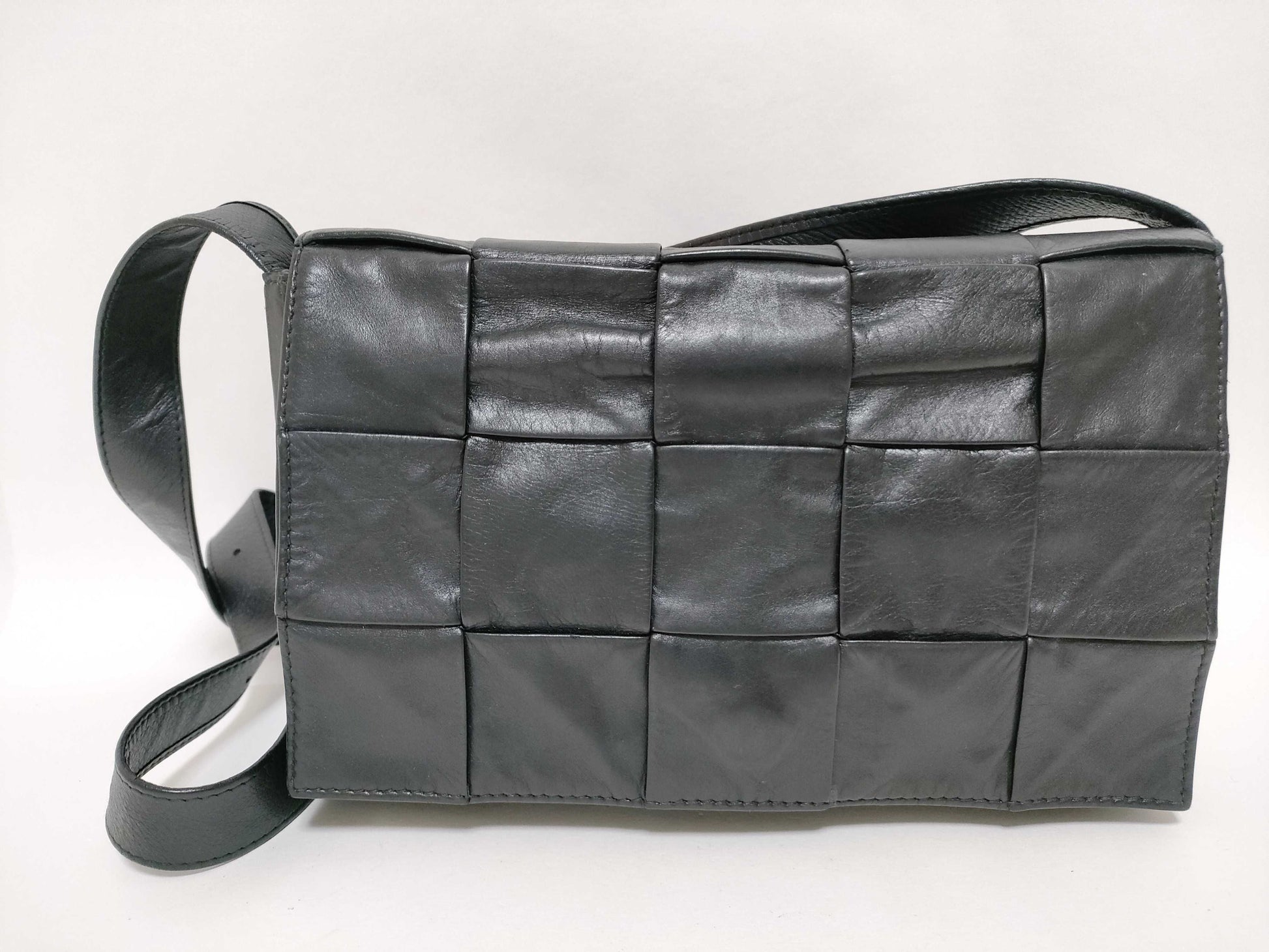 BOTTEGA VENETA Intrecciato Maxi Intrecciato Cassette Leather Shoulder Bag