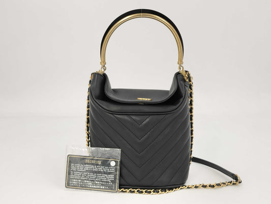 CHANEL Matelasse Chevron V-Stitch Shoulder Bag