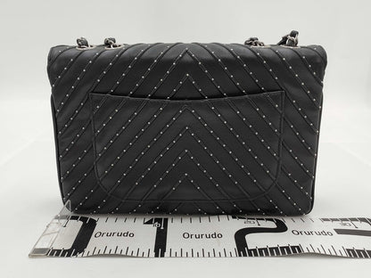 CHANEL CHANEL Chevron Chain Shoulder Bag in Calfskin with Silver Hardware
