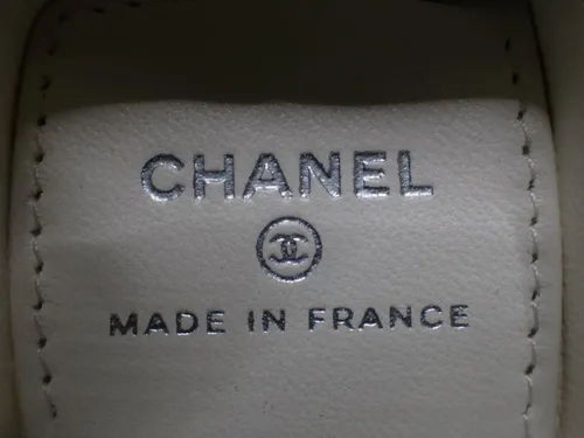 CHANEL White Patent Goatskin Makeup Box Clutch with Chain Shoulder Bag