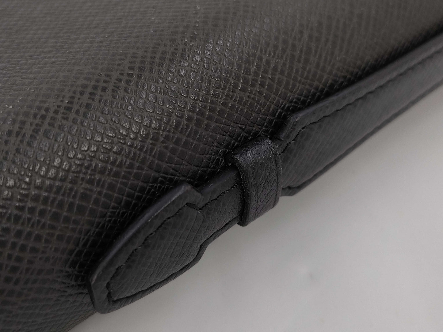 LOUIS VUITTON Taiga Zippy XL Wallet