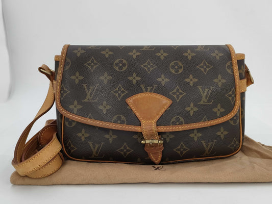 LOUIS VUITTON Solo-Nue Shoulder Bag