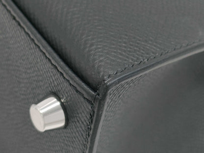 Brand new Hermès Kelly 25 shoulder bag in black with Epsom leather, electrum hardware, exterior stitching, K stamp, and protective seal.