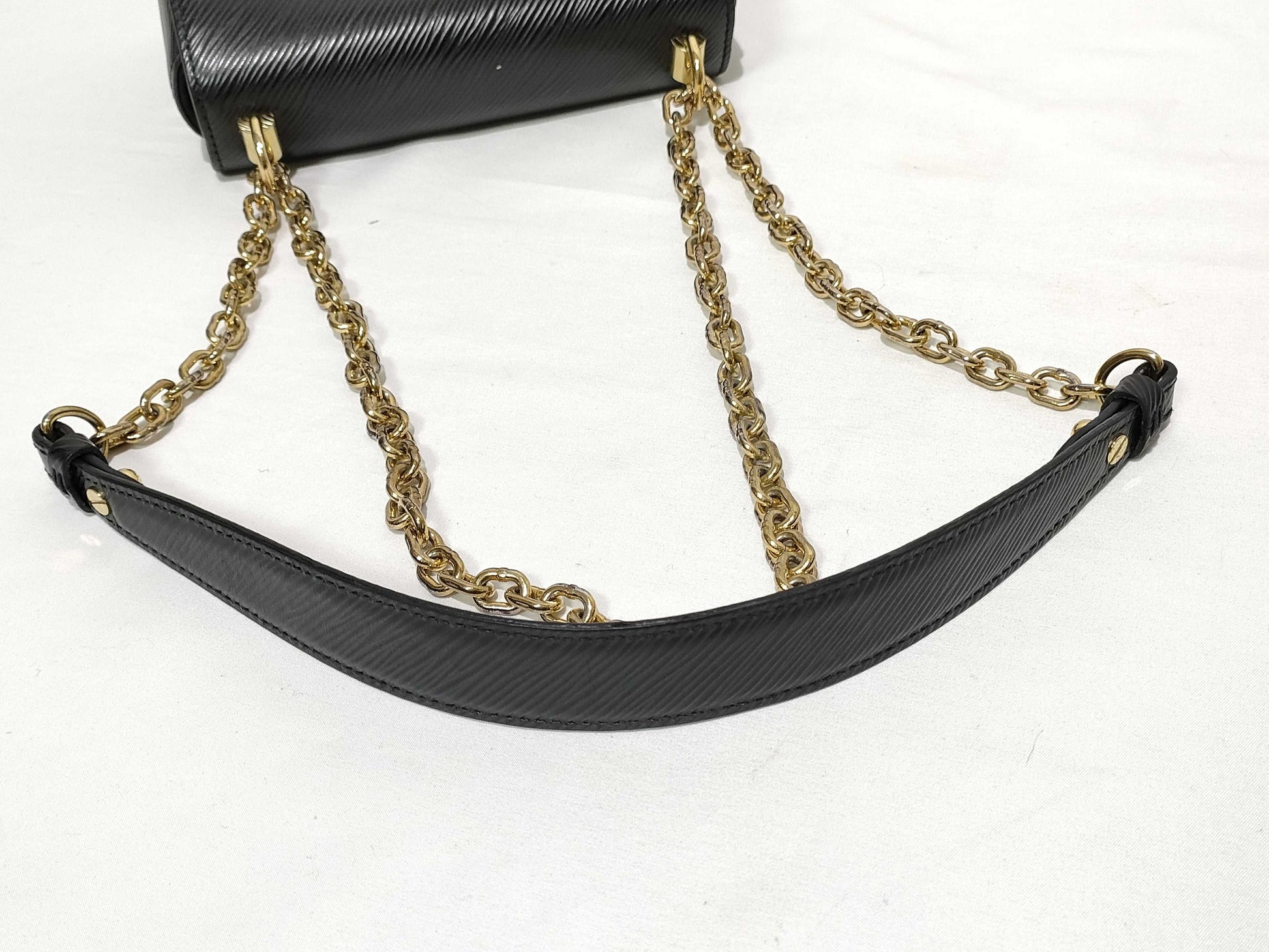 LOUIS VUITTON Epi Twist PM M21119 RFID Verified Shoulder Bag