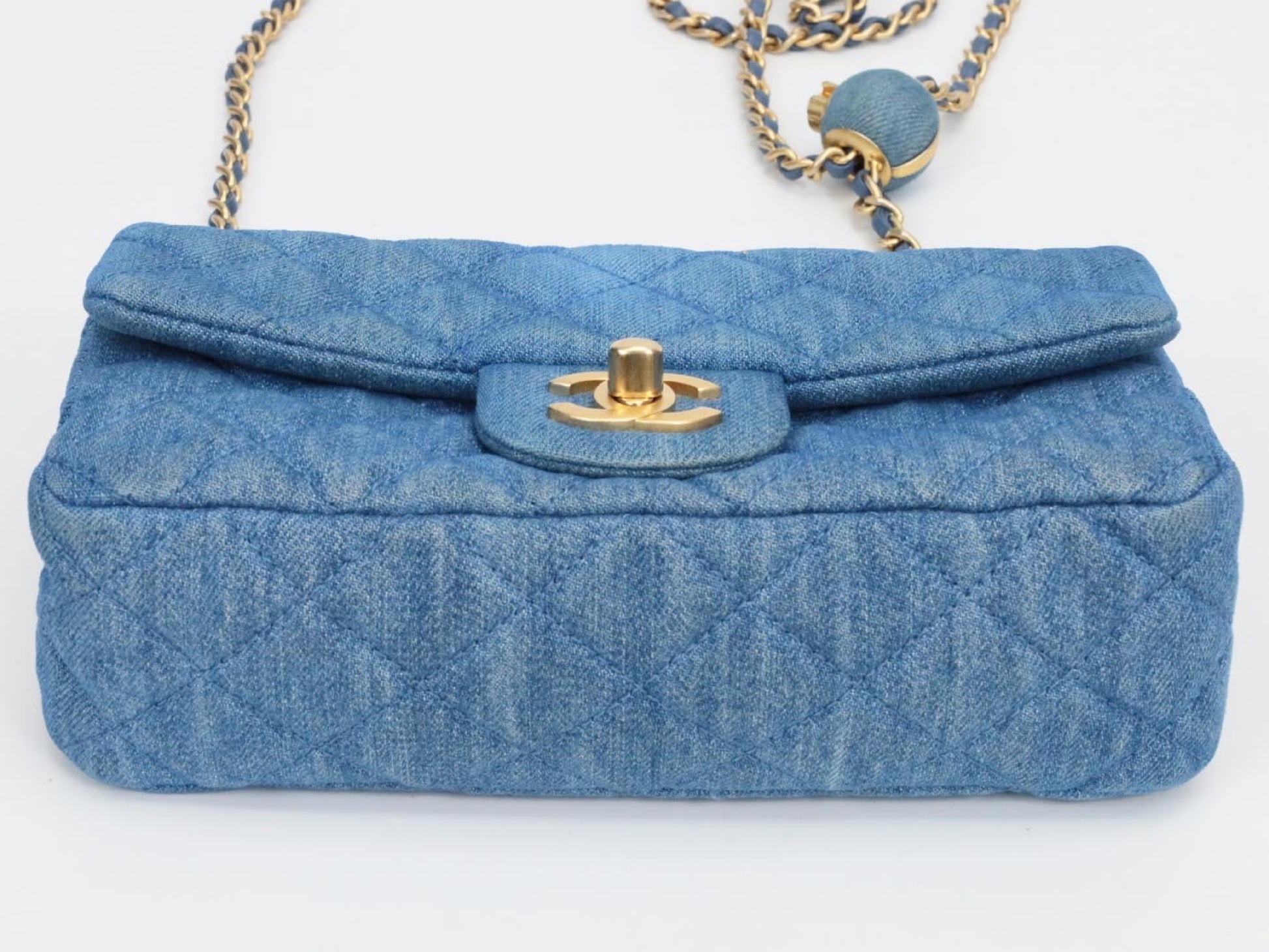 CHANEL Matelasse 20 Denim Pearl Crush Serial Plate Shoulder Bag