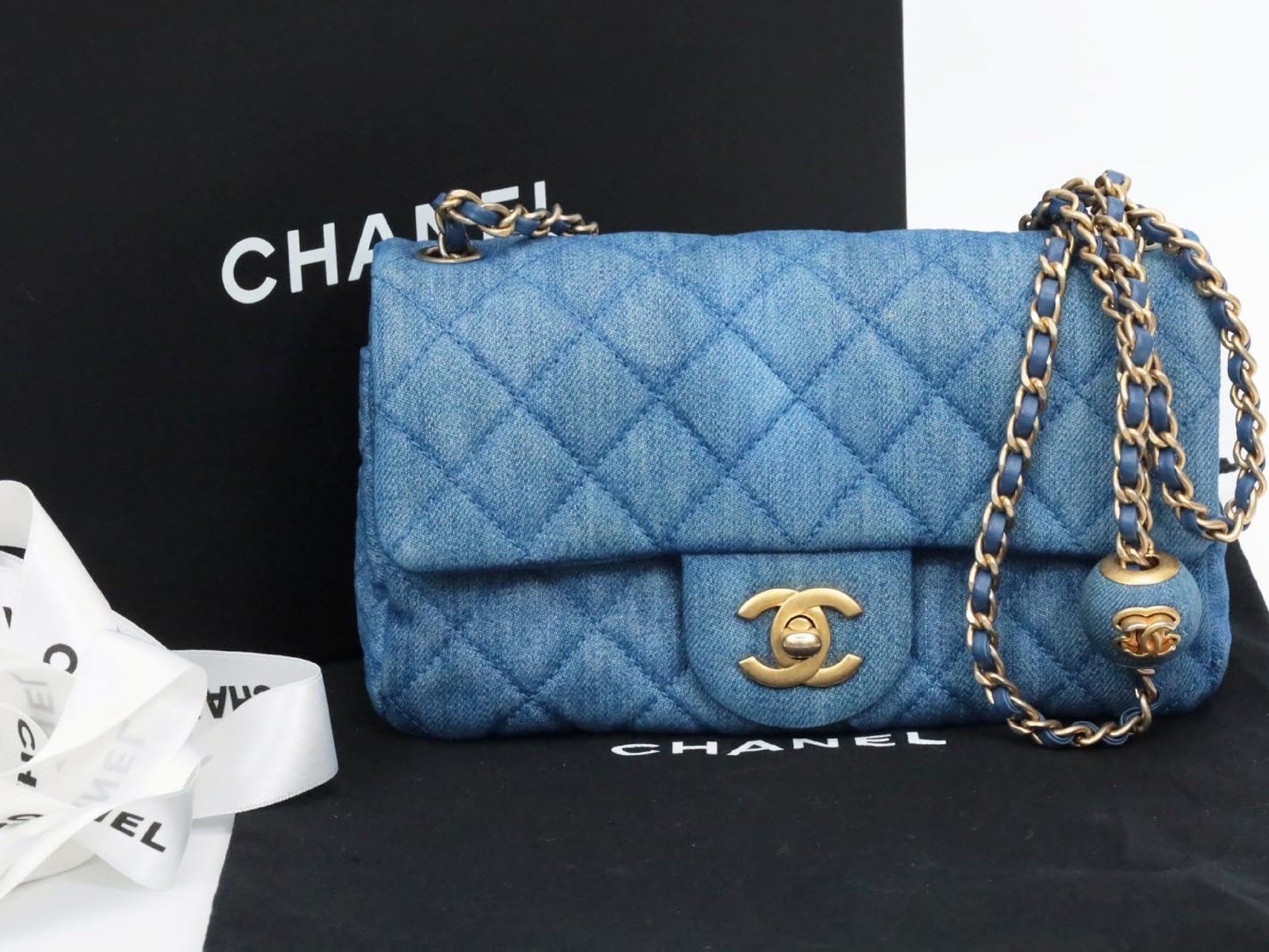 CHANEL Matelasse 20 Denim Pearl Crush Serial Plate Shoulder Bag