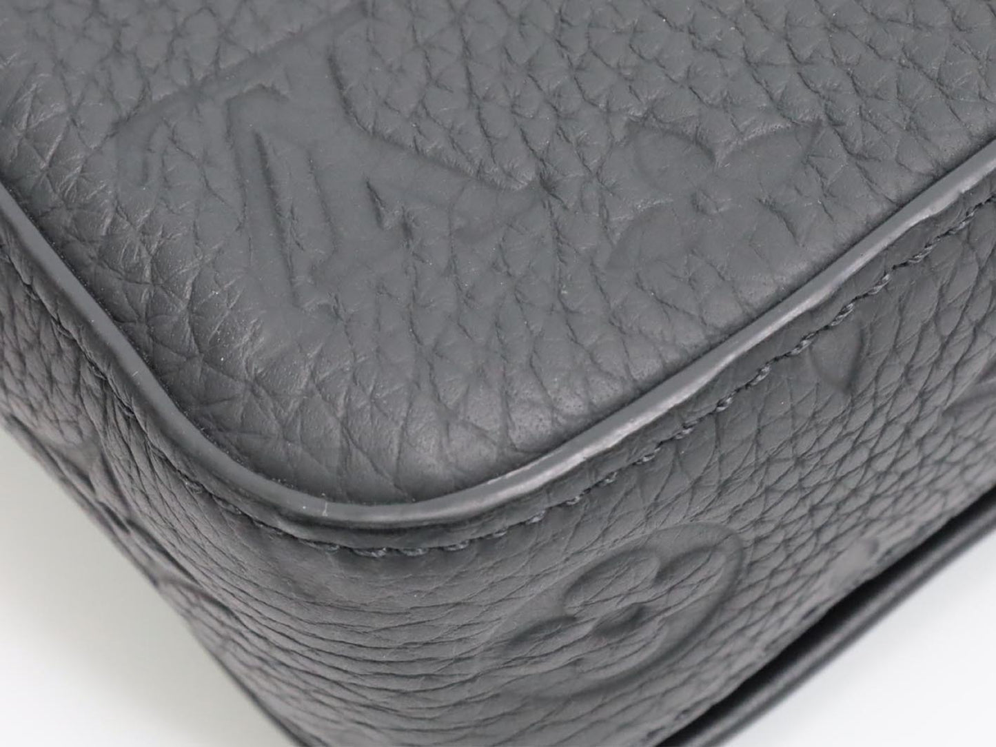 LOUIS VUITTON Taurillon Monogram S-Lock Vertical Wearable Wallet M81524 RFID-enabled Shoulder Bag