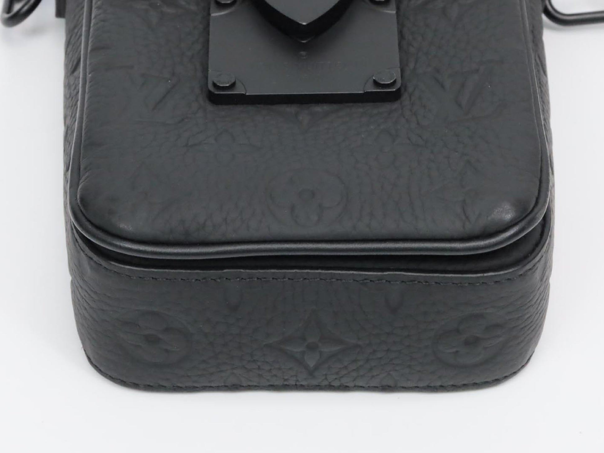 LOUIS VUITTON Taurillon Monogram S-Lock Vertical Wearable Wallet M81524 RFID-enabled Shoulder Bag