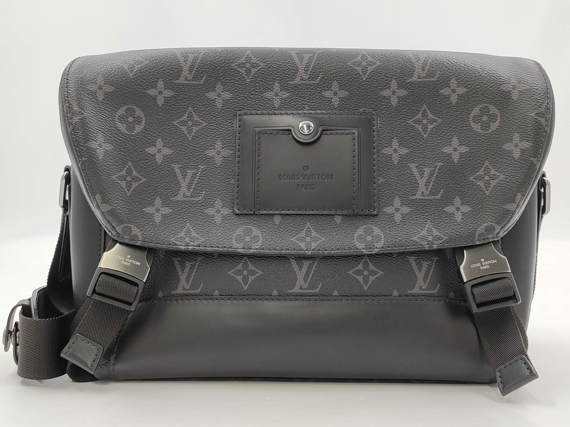 LOUIS VUITTON LV Messenger Voyage MM Monogram Eclipse Shoulder Bag FO3149