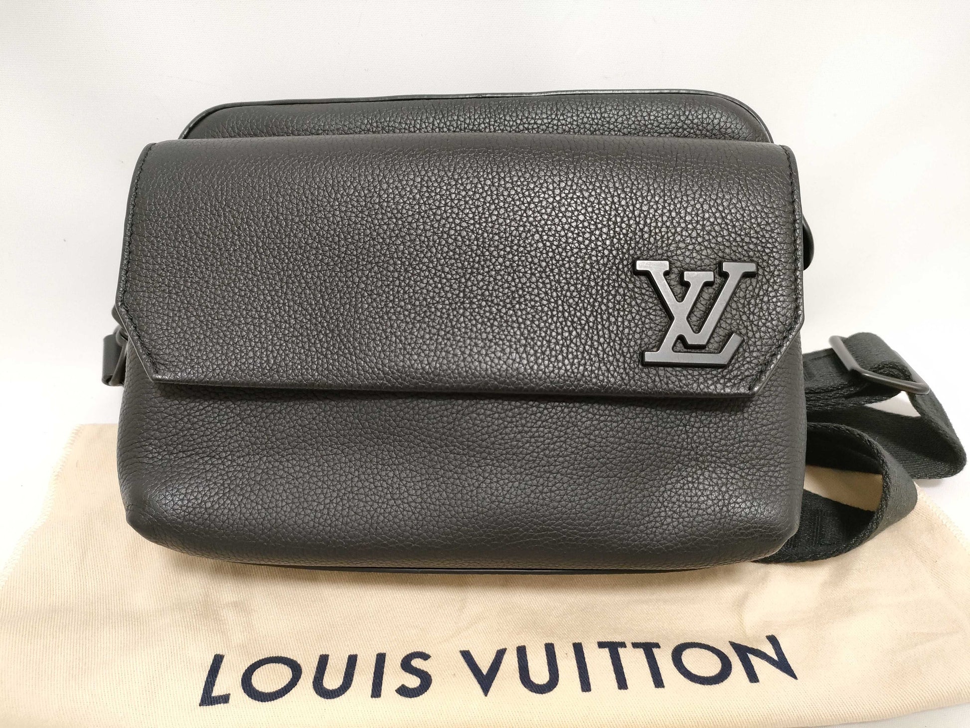 LOUIS VUITTON LV Aerogram Fastline Messenger Bag M22482 Black RFID Enabled Shoulder Bag