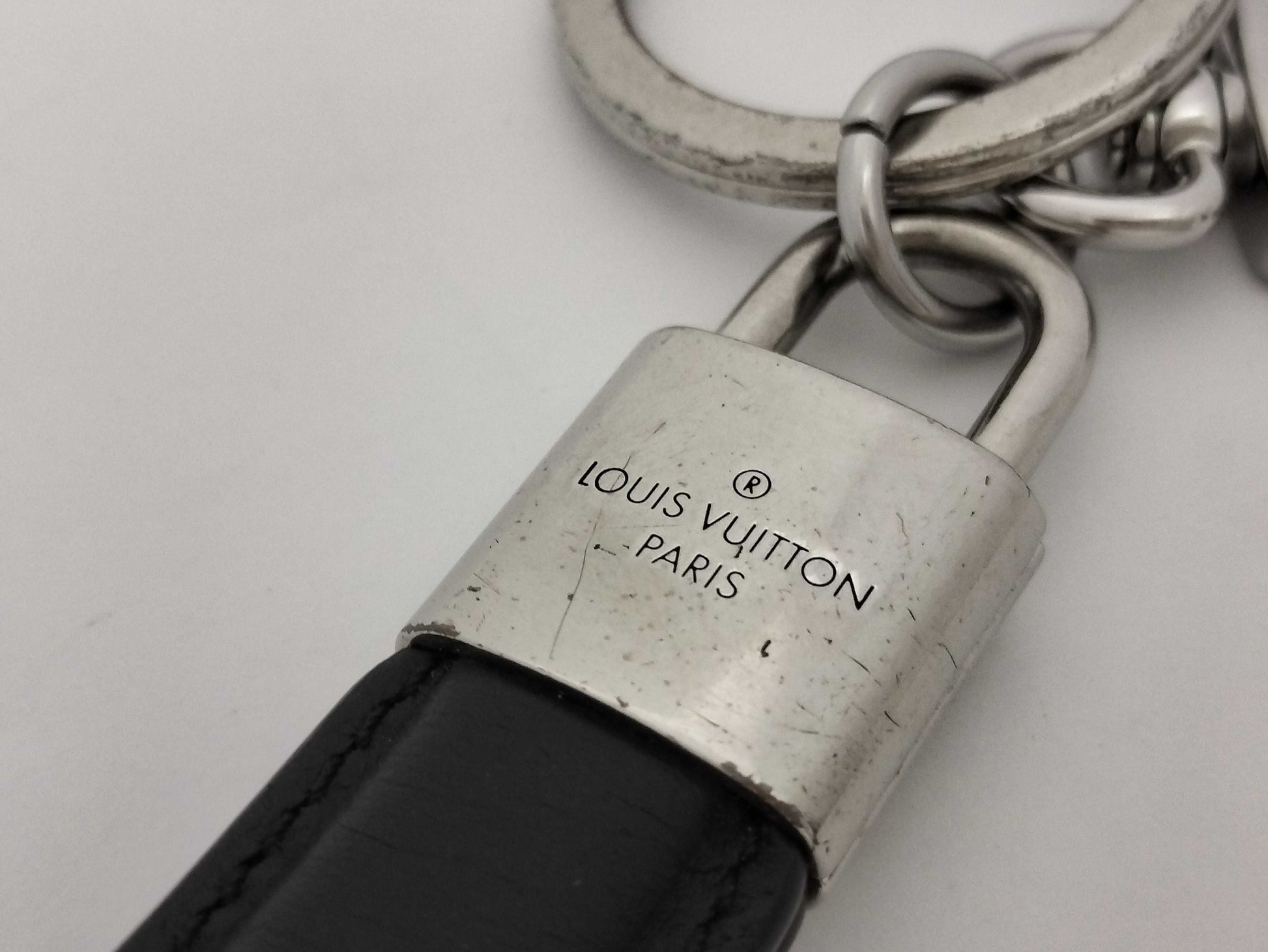 LOUIS VUITTON LV Dragonne Padlock Keychain Key Case/Keychain