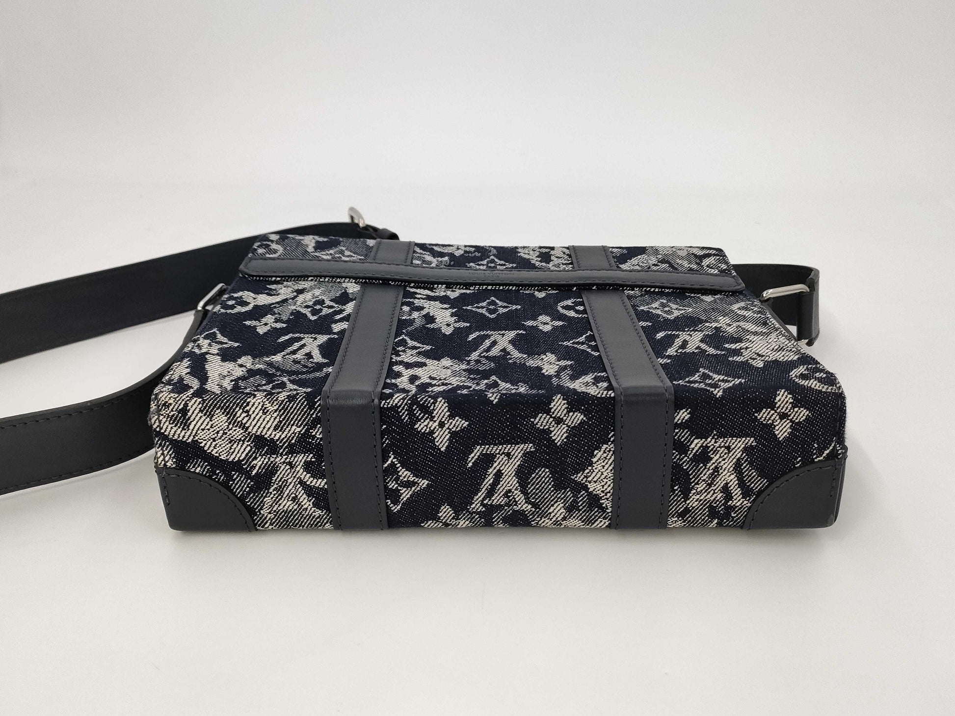 LOUIS VUITTON M57282 Monogram Tapestry Trank Messenger PM Shoulder Bag with RFID Ready Dust Bag