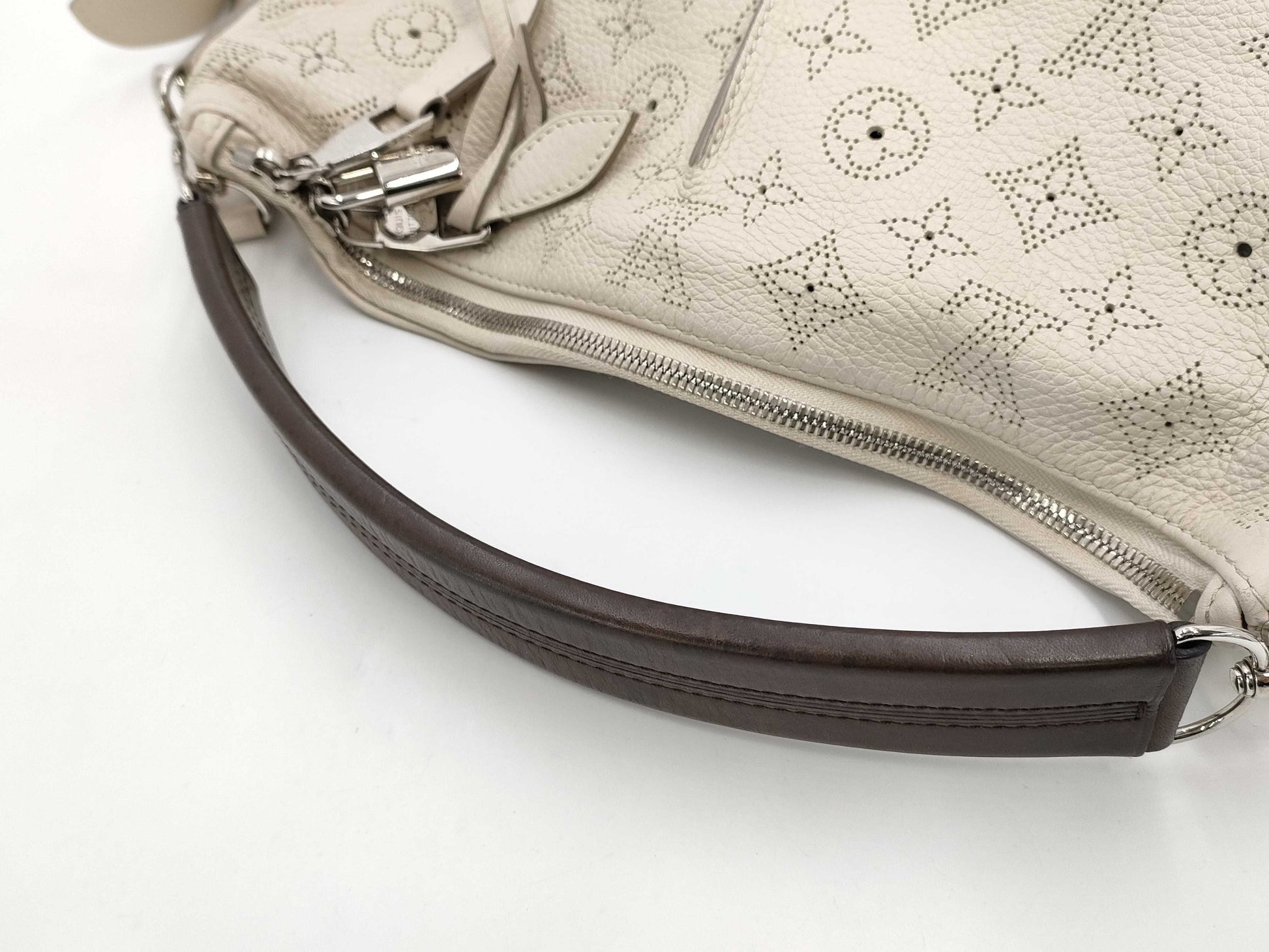 LOUIS VUITTON Mahina M94275 Mahina Selene PM Blanc Handbag with Shoulder Strap, Padlock, Two Keys, and Cloche