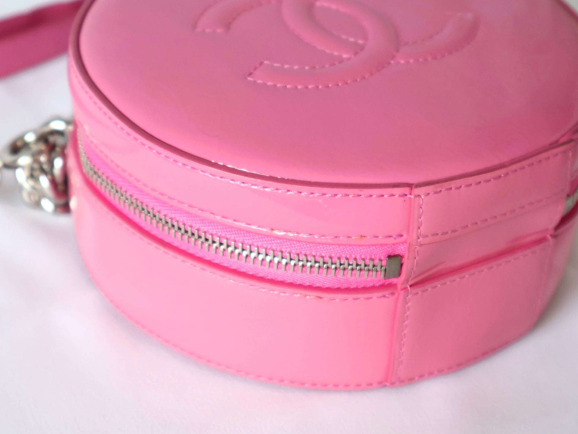 CHANEL Seal 26 Series Enamel Round Chain Shoulder Bag Pink