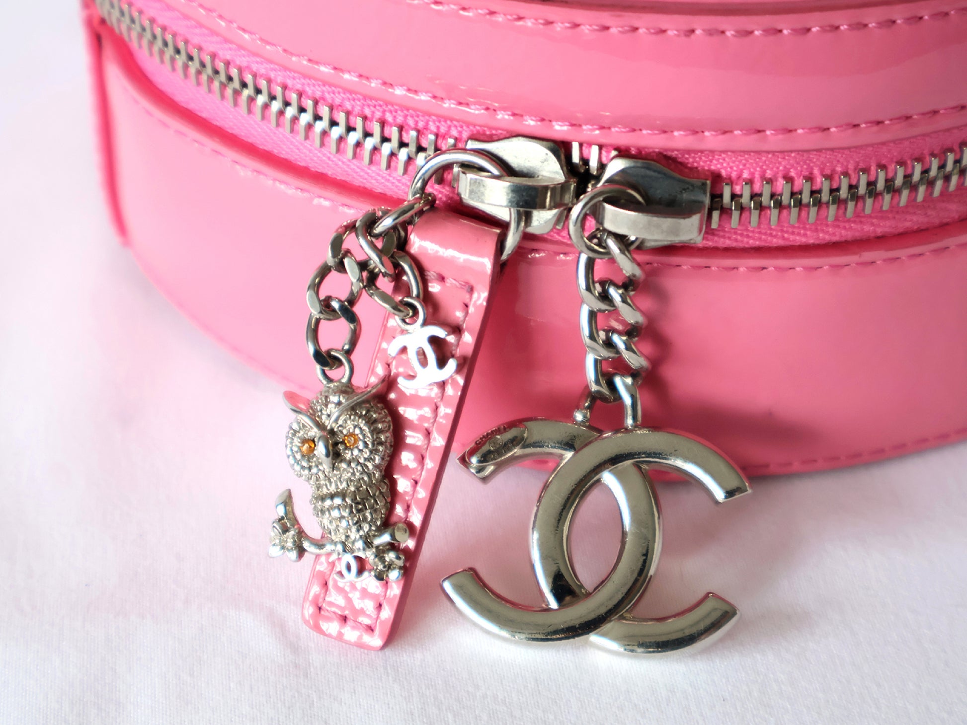CHANEL Seal 26 Series Enamel Round Chain Shoulder Bag Pink