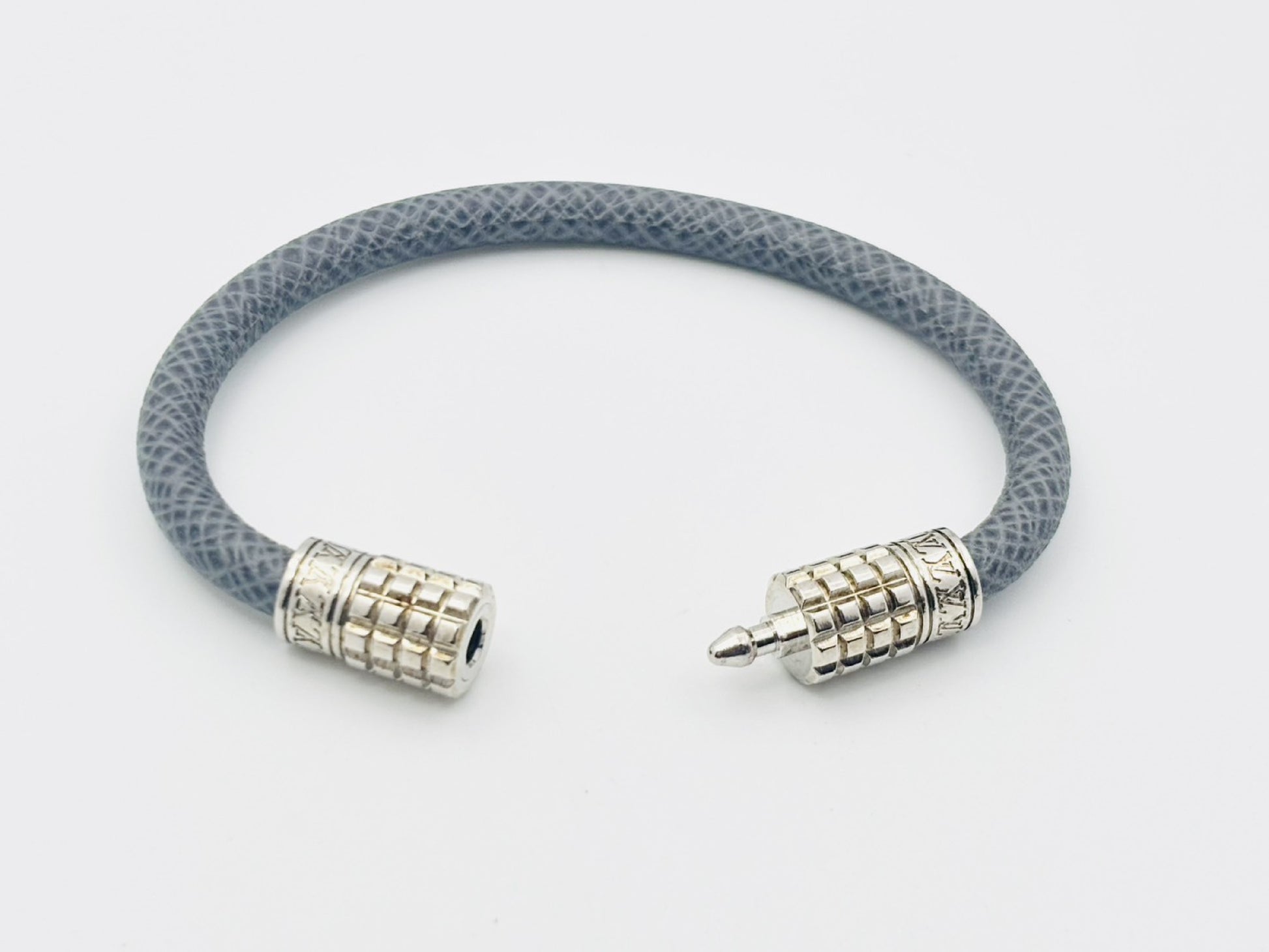 LOUIS VUITTON M6630D Digit Taiga Bracelet in Glacier Gray