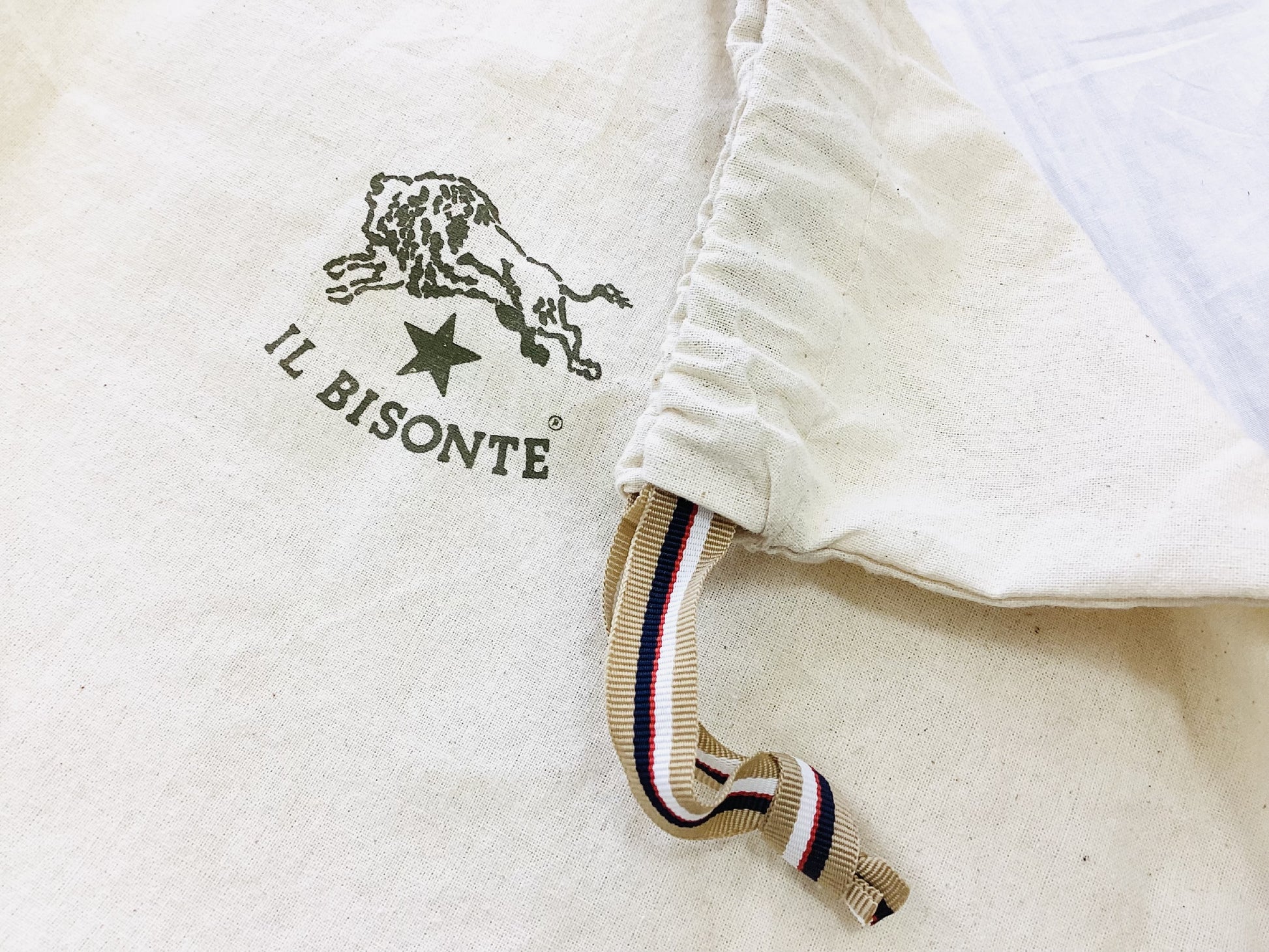 IL BISONTE GY113 Drawstring Shoulder Bag with Tassel Charm, Greige, Original Price: ¥26,800