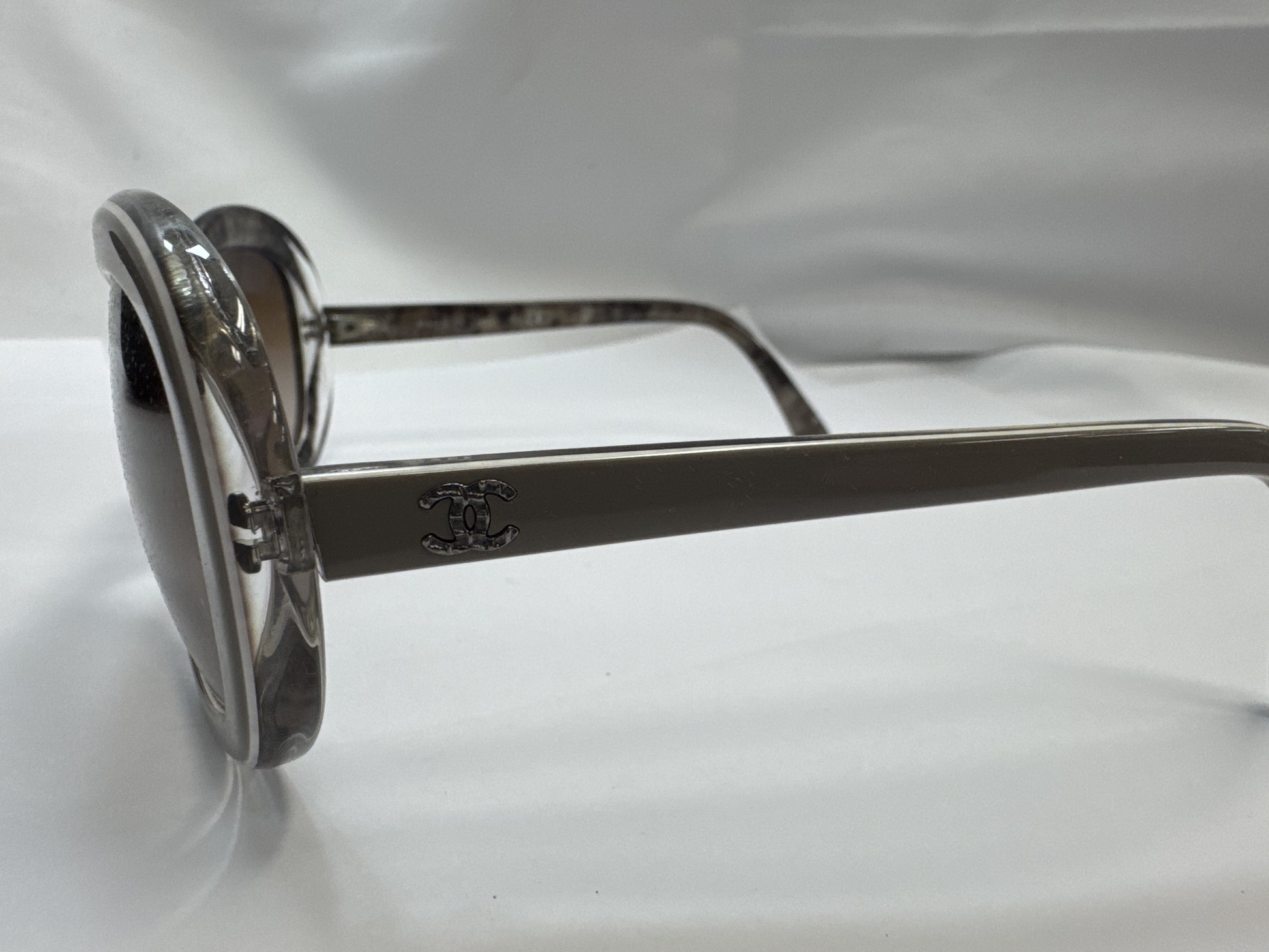  CHANEL Chanel sunglasses with case Sunglasses and glasses