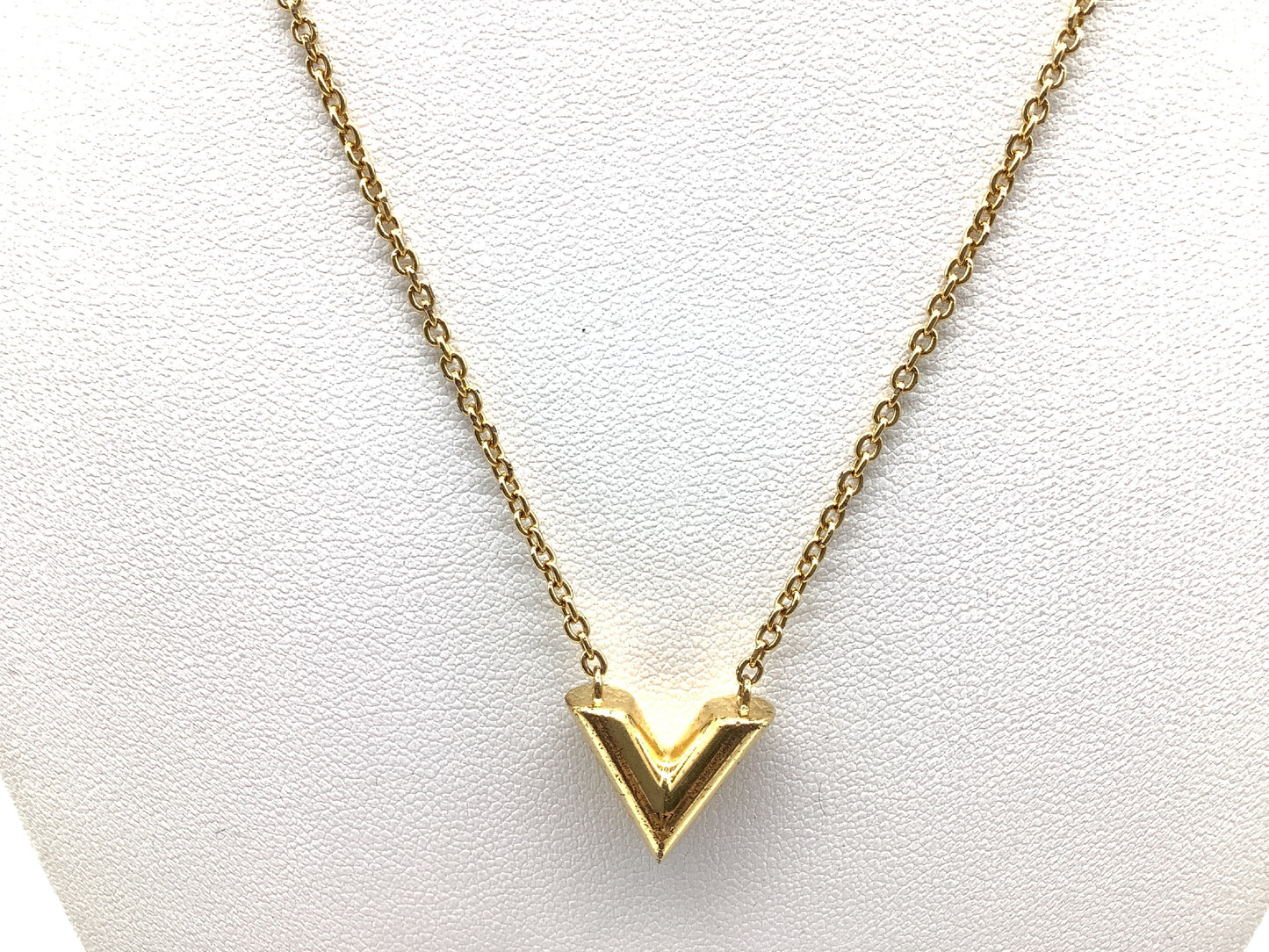 LOUIS VUITTON Essential V Necklace with 48cm Chain