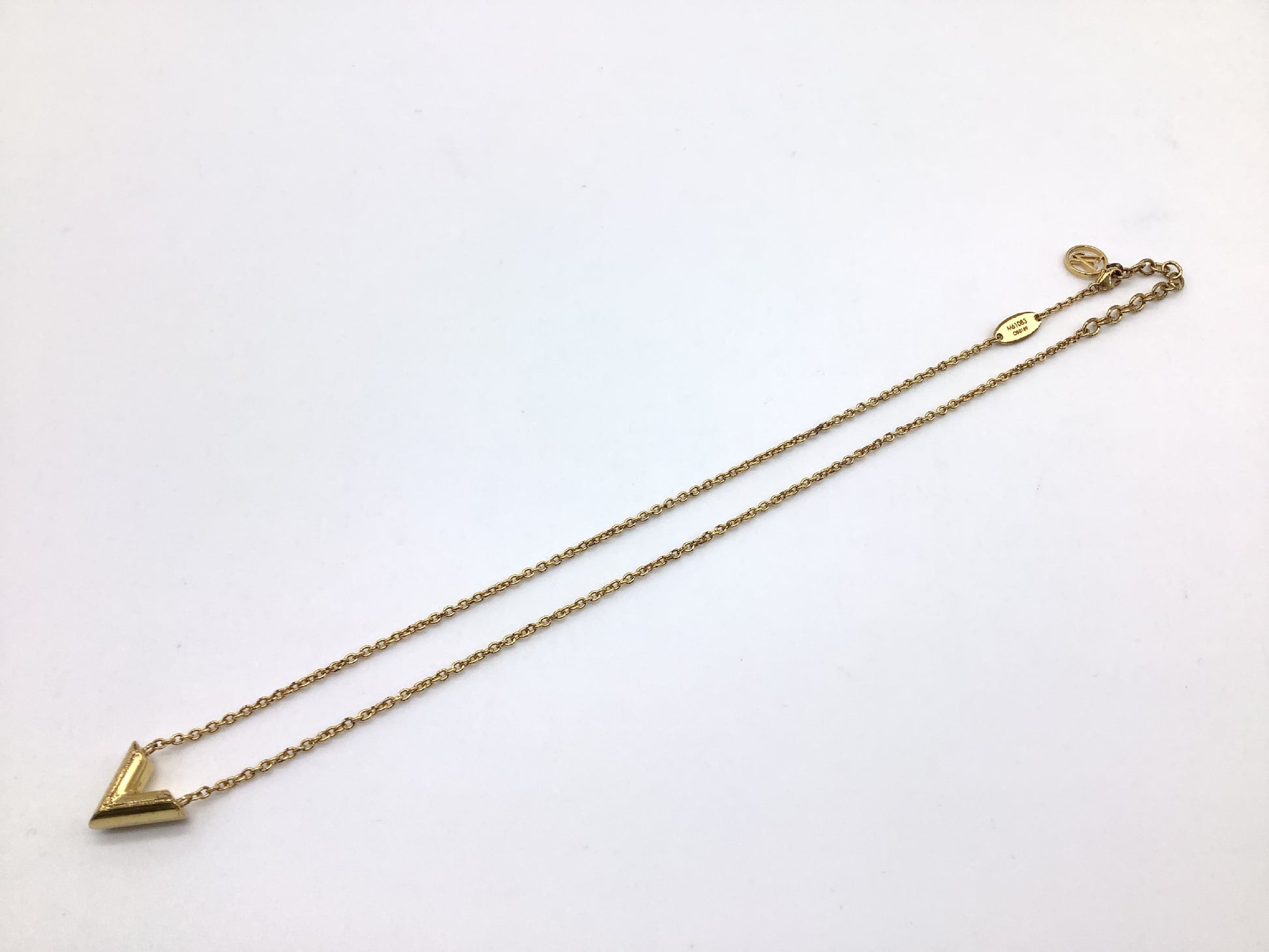 LOUIS VUITTON Essential V Necklace with 48cm Chain