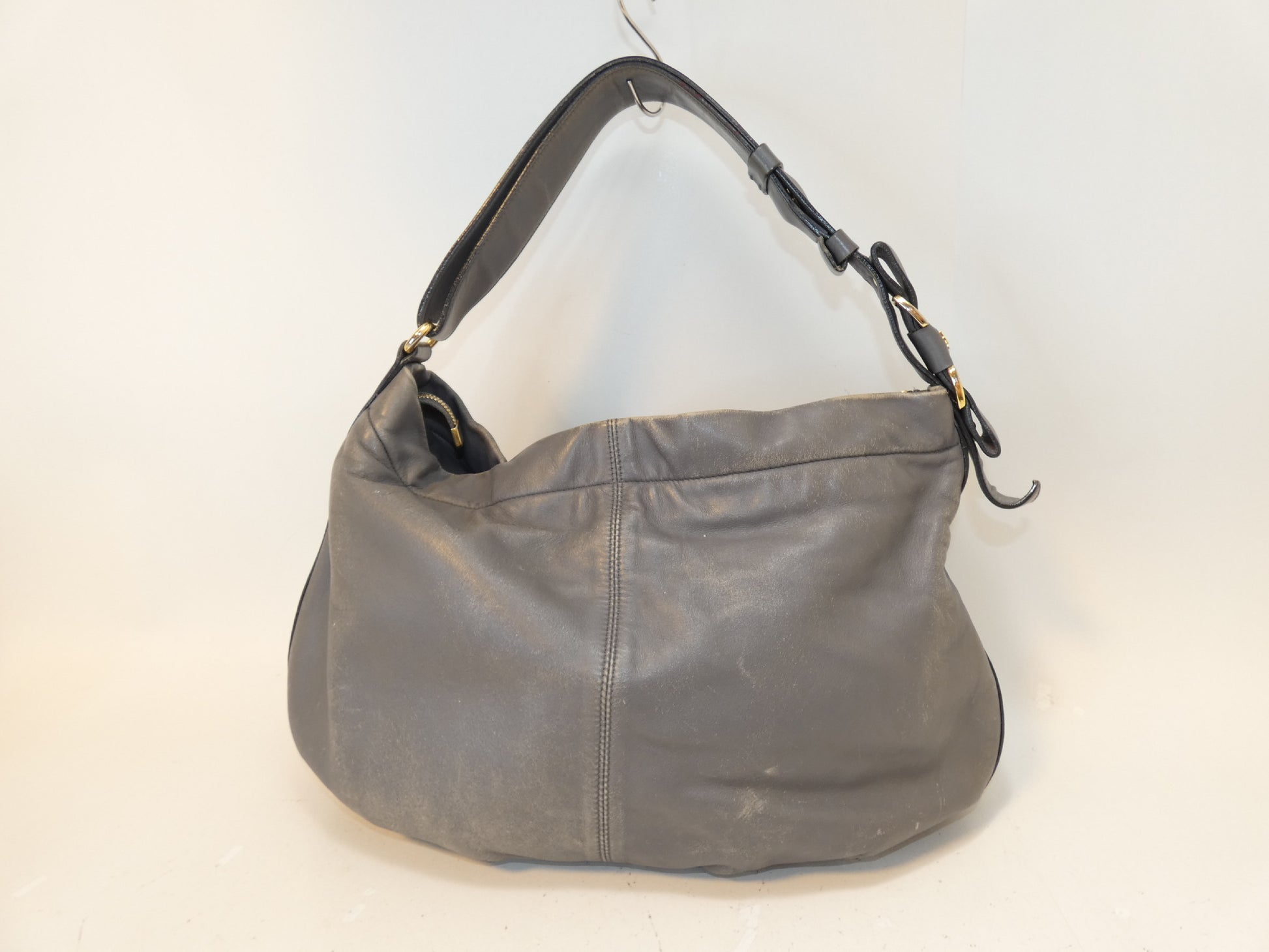 Salvatore Ferragamo Vara Leather Ribbon Gray One-Shoulder Shoulder Bag