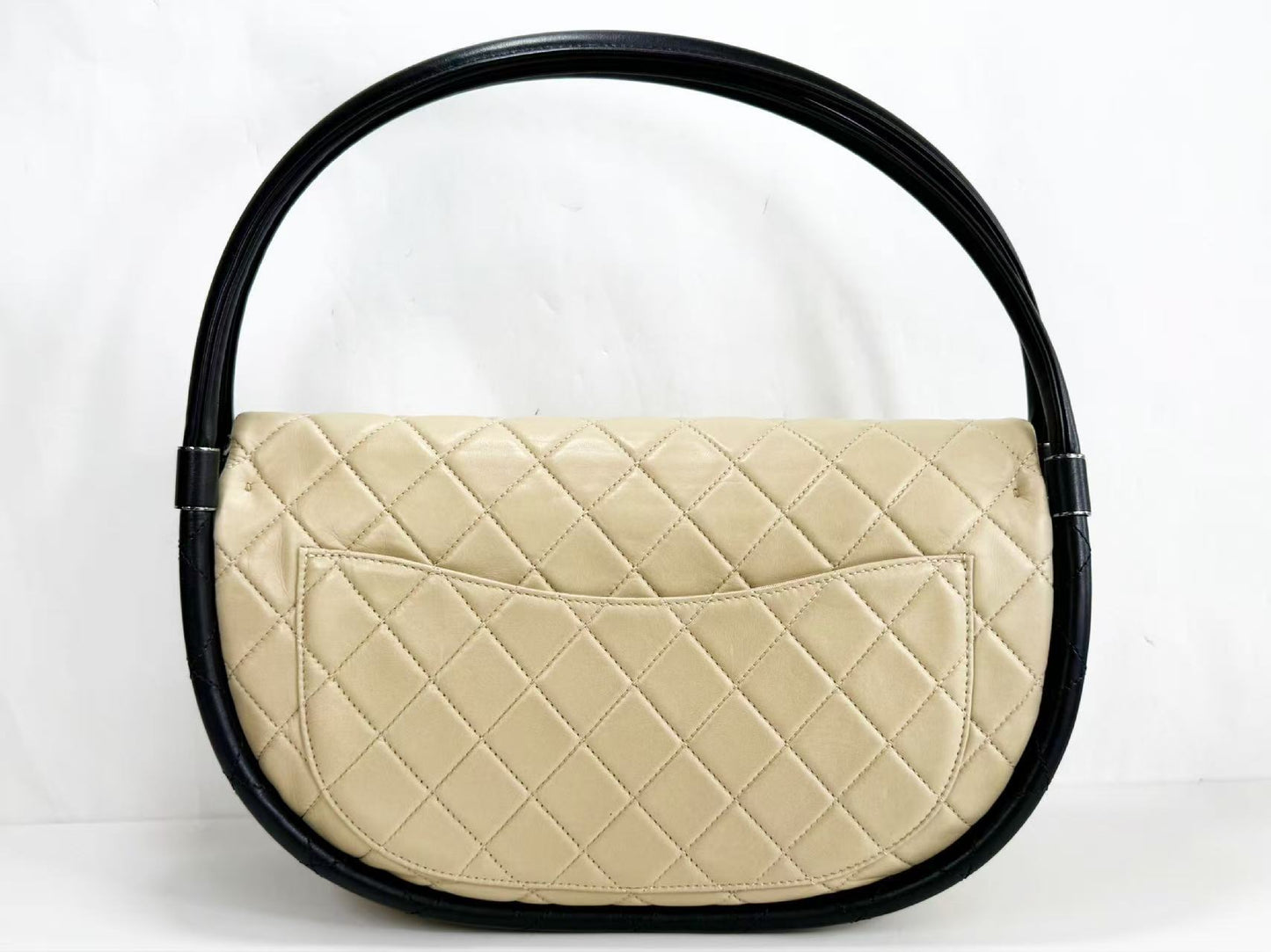 CHANEL Hula Hoop Matelasse Bicolor W30cm Approx. 18 Series [G Card and Seal Included] Black and Silver Hardware Handbag 18134469 Handbag