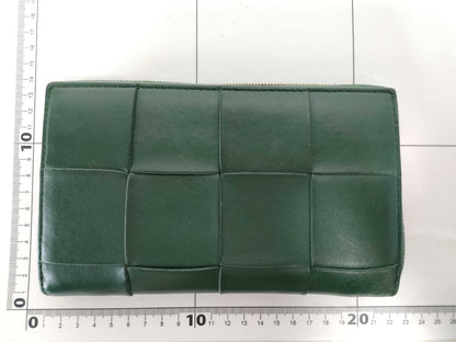 BOTTEGA VENETA Intrecciato Bottega Maxi Intrecciato Round Zip Long Wallet in Green Leather. Accessories: Box and Dust Bag.
