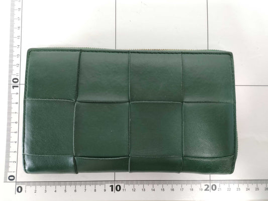 BOTTEGA VENETA Intrecciato Bottega Maxi Intrecciato Round Zip Long Wallet in Green Leather. Accessories: Box and Dust Bag.