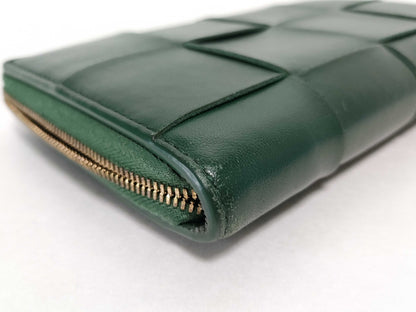 BOTTEGA VENETA Intrecciato Bottega Maxi Intrecciato Round Zip Long Wallet in Green Leather. Accessories: Box and Dust Bag.