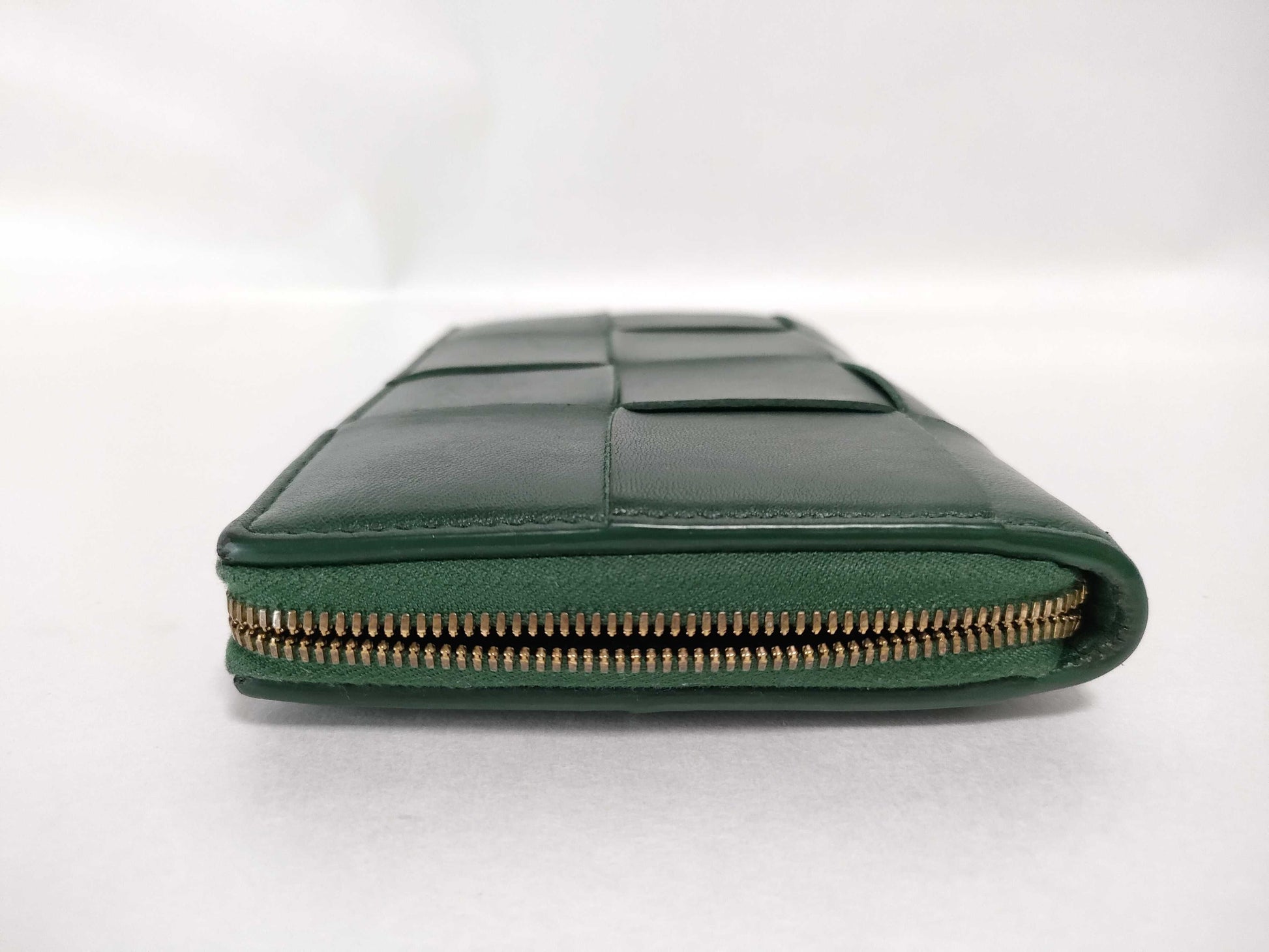BOTTEGA VENETA Intrecciato Bottega Maxi Intrecciato Round Zip Long Wallet in Green Leather. Accessories: Box and Dust Bag.