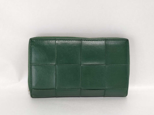 BOTTEGA VENETA Intrecciato Bottega Maxi Intrecciato Round Zip Long Wallet in Green Leather. Accessories: Box and Dust Bag.