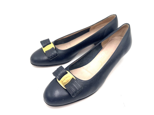 Salvatore Ferragamo Vara Ribbon Leather Pumps in Black, Size 7