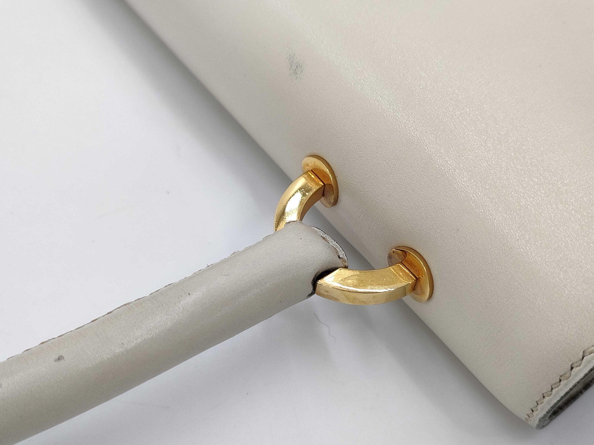 HERMES Ringdo Leather Off-White Handbag