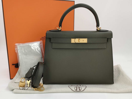 HERMES Kelly 28 Serie Handbag in Epsom Leather, Dark Green with Gold Hardware and Z Stamp