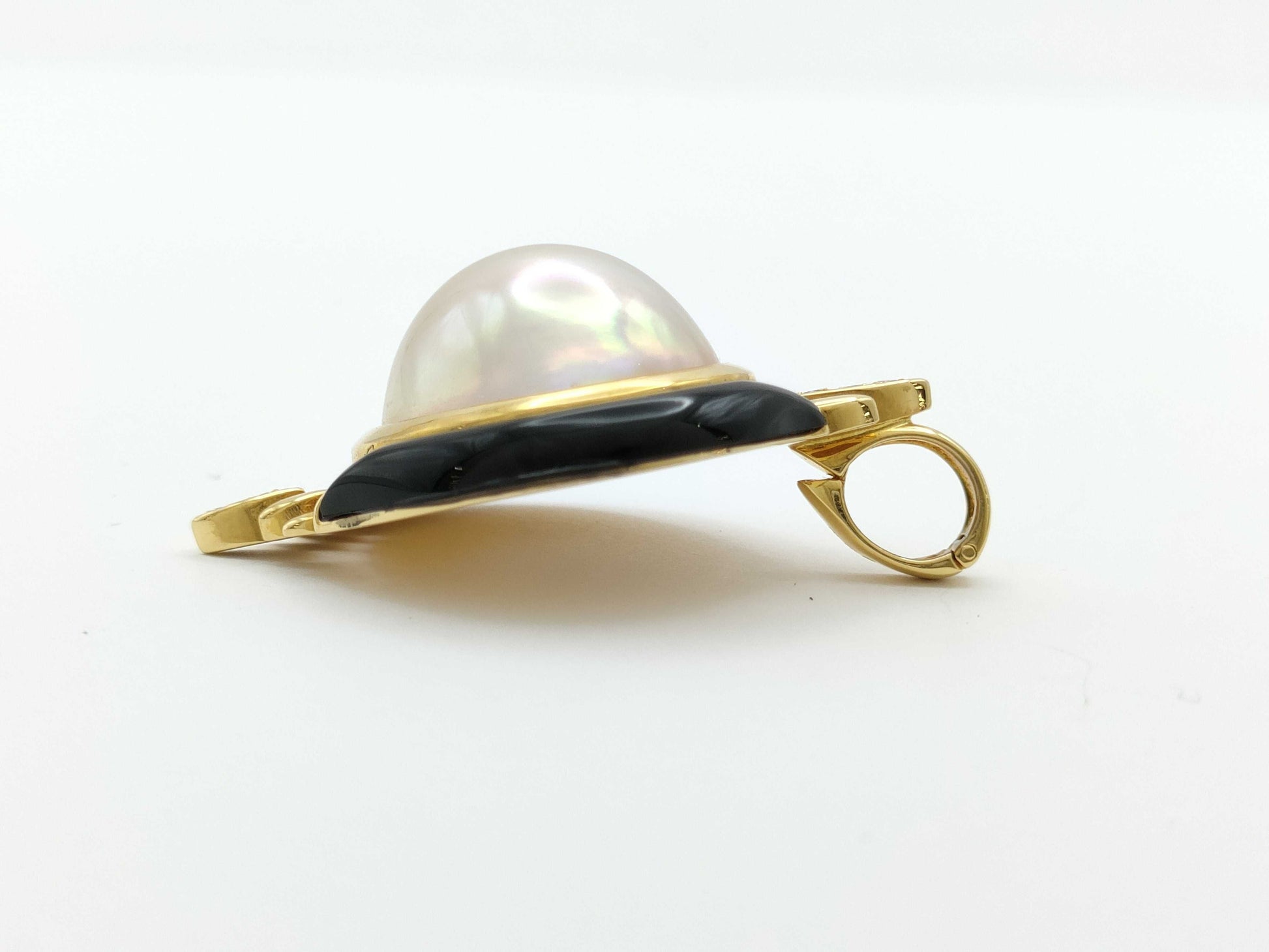 Mabe pearl pendant, approximately 16.0mm diameter, 0.05ct, 18K gold, 11.3g 