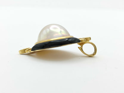 Mabe pearl pendant, approximately 16.0mm diameter, 0.05ct, 18K gold, 11.3g 