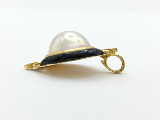 Mabe pearl pendant, approximately 16.0mm diameter, 0.05ct, 18K gold, 11.3g 