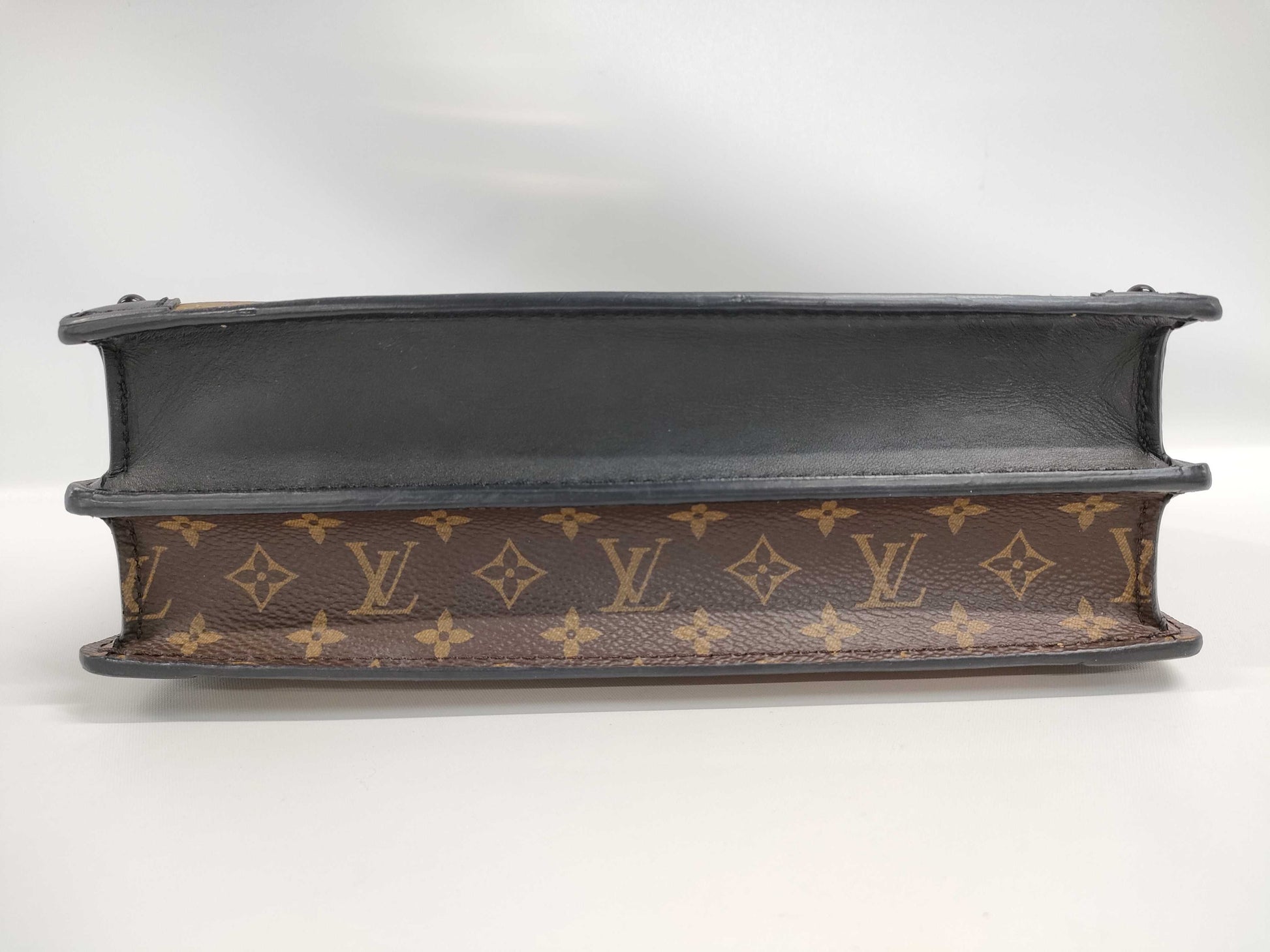 LOUIS VUITTON Chain Shoulder Bag