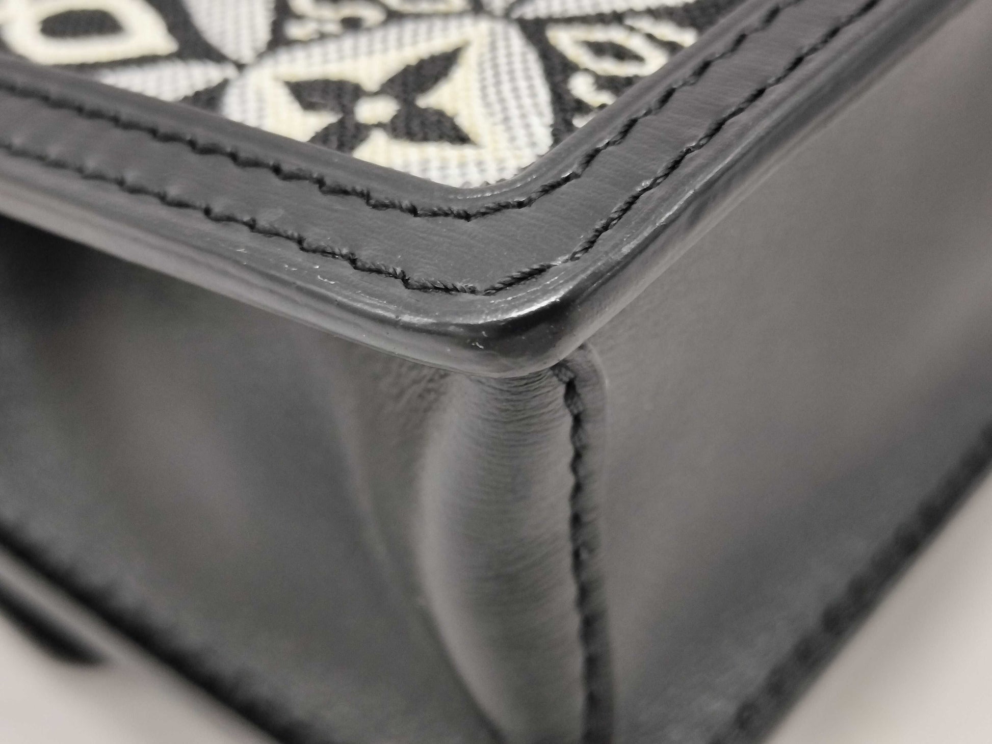 LOUIS VUITTON Chain Shoulder Bag