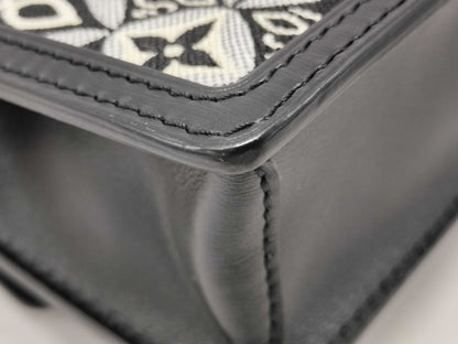 LOUIS VUITTON Chain Shoulder Bag