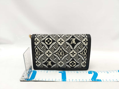 LOUIS VUITTON Chain Shoulder Bag