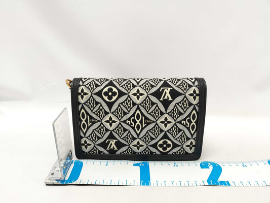 LOUIS VUITTON Chain Shoulder Bag