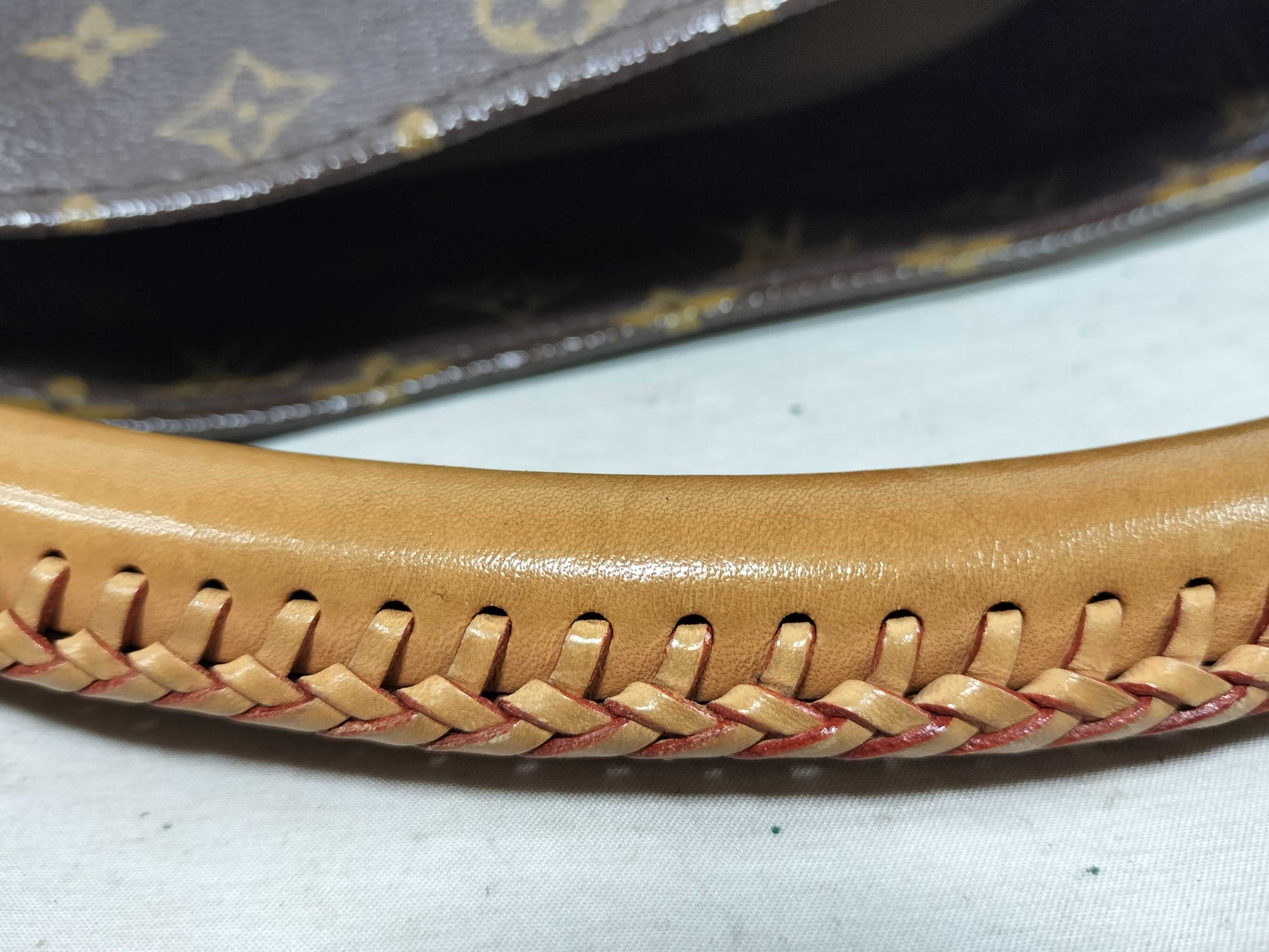 LOUIS VUITTON Monogram Louis Vuitton Artsy Monogram Shoulder Bag