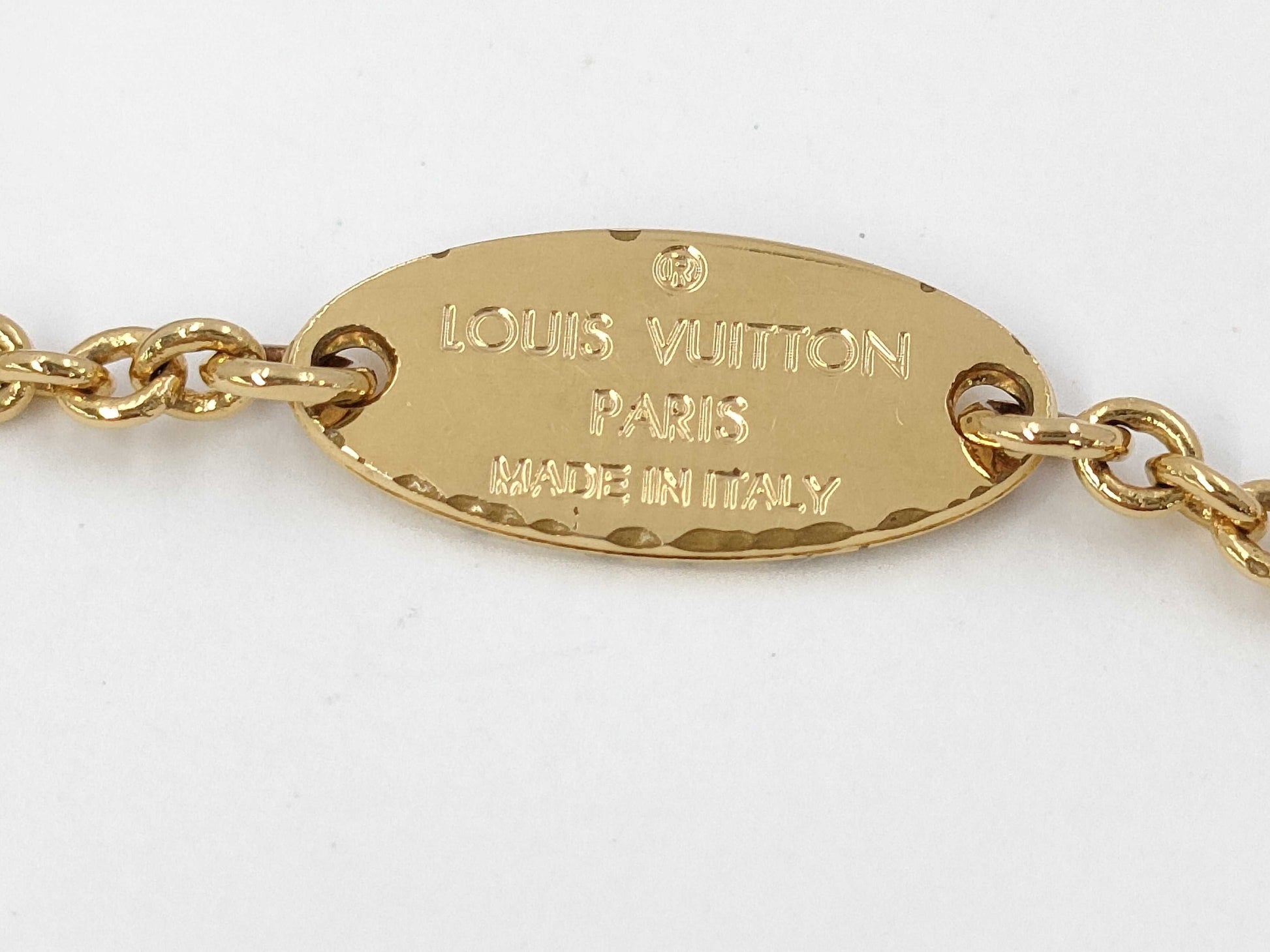 LOUIS VUITTON Essential V Necklace OB1252