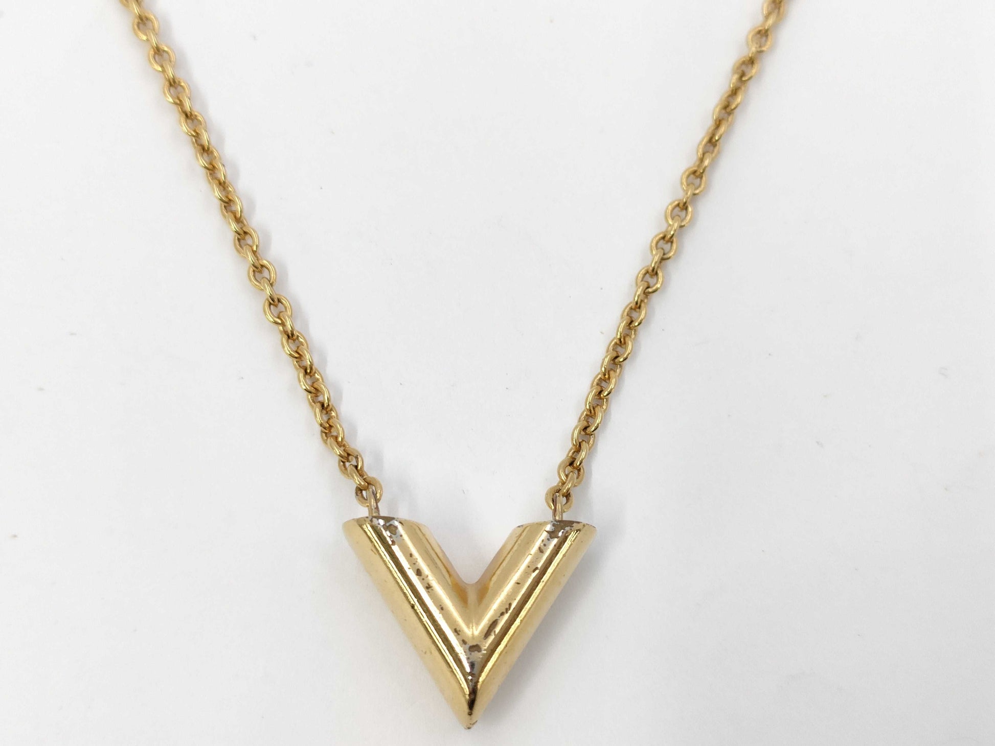 LOUIS VUITTON Essential V Necklace OB1252