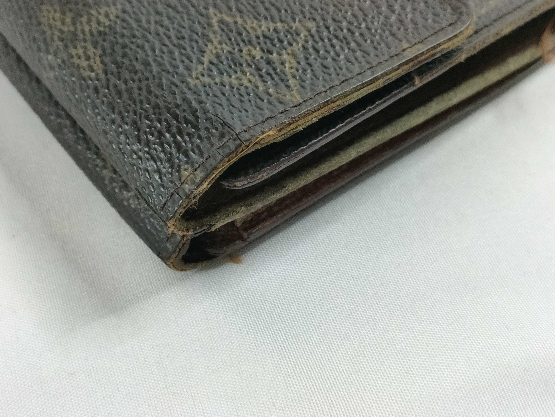 LOUIS VUITTON Monogram LV Bi-Fold Wallet Wallet